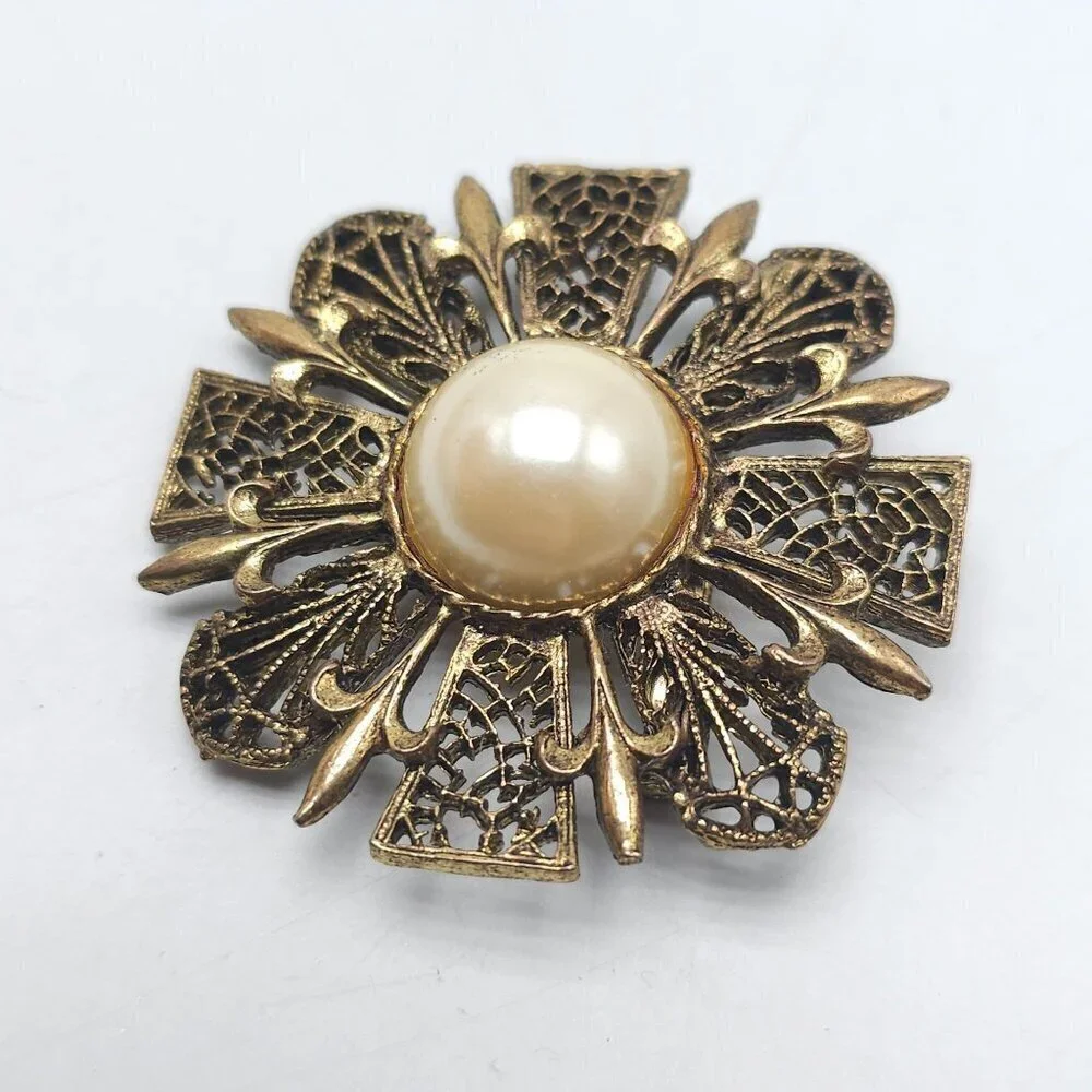 Vintage Gold Tone Fleur De Lis Brooch With Faux Pearl